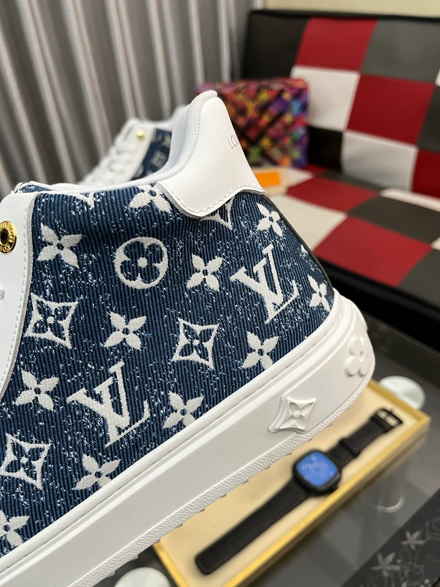 Men's shoes 💰: 560⌚️⌚️ Louis vuitton/LV Louis Vuitton 》Original quality.~ Unique modern style sneakers. 🏃A must-have casual shoe for trendy men😍😍 Original brand imported from Italy, imported original leather, sheep lining (refuses to discolor and grind feet) Sole: Original sole provided by the original factory, French lazy style design ⚠️Fit to the feet, original quality, super comfortable original sole. Code number: 38-444⃣️Color optional